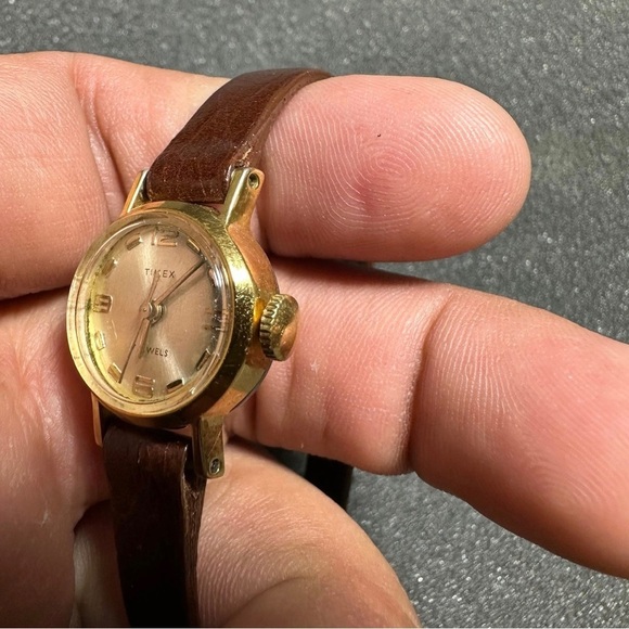 Vintage Timex 17 Jewels Ladies Gold Tone Mechanical Wind Up Watch Parts / Repair - Picture 2 of 9